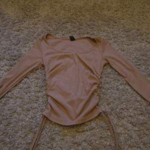 Super snygg tröja från SHEIN men tyvär är den lite för tajt så Aa🩷🩷i färjan rosa beige 🩷stolek xs men funkar som xxs 