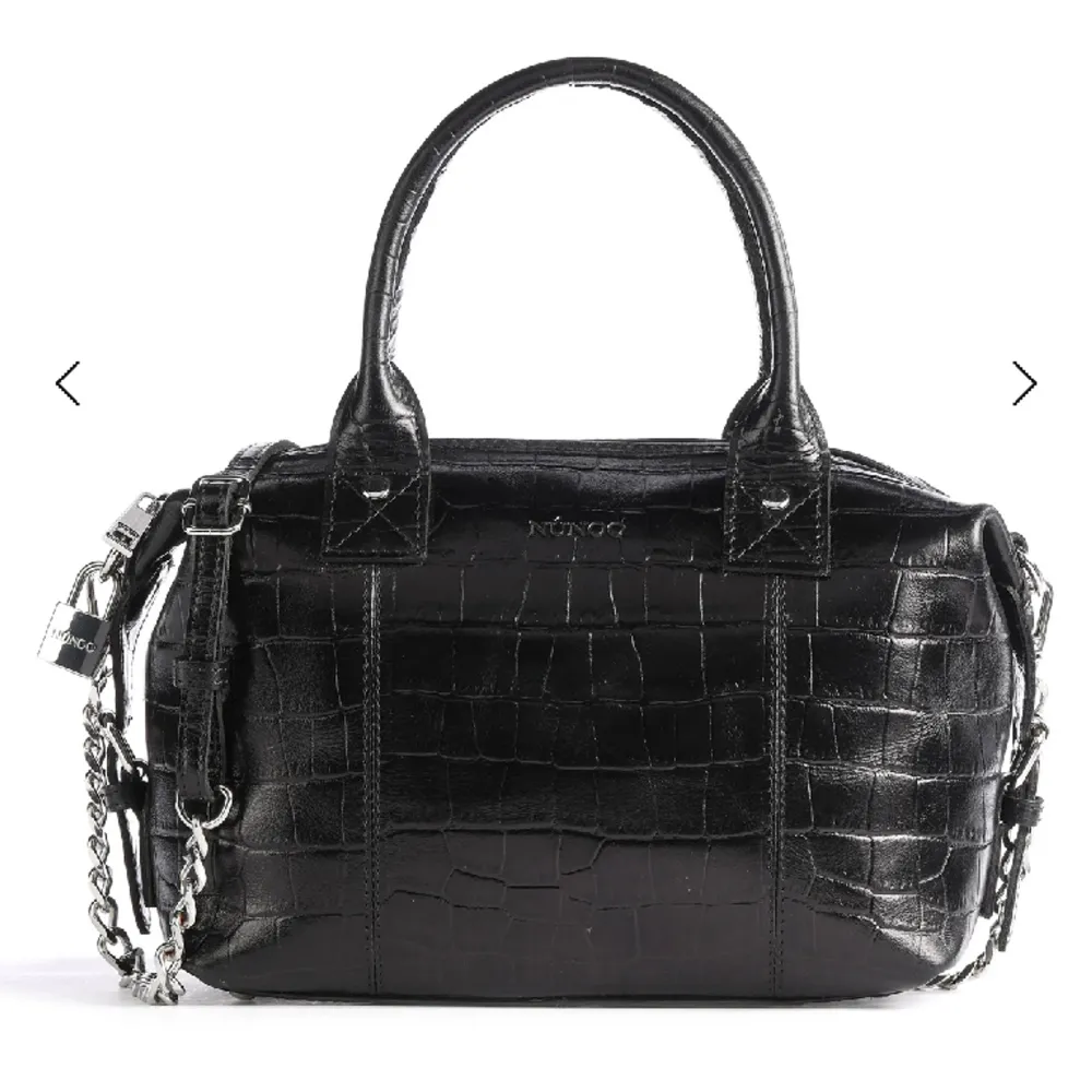 Säljer denna fina handväska. Knappt använd, väldigt bra skick. Original pris 1425kr men säljer för 600kr. Väskor.