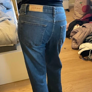 Acne jeans - Raka i modellen, låg/normal midja. Fint skick, köpta begagnad men tyvärr något stora för mig. 29W32L, Kan mätas vid intresse🫶
