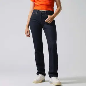 Säljer dessa straight jeans från weekday. Slutsålda!!💓 kostar 590 kr nya. Använda typ två gånger så helt i nyskick 