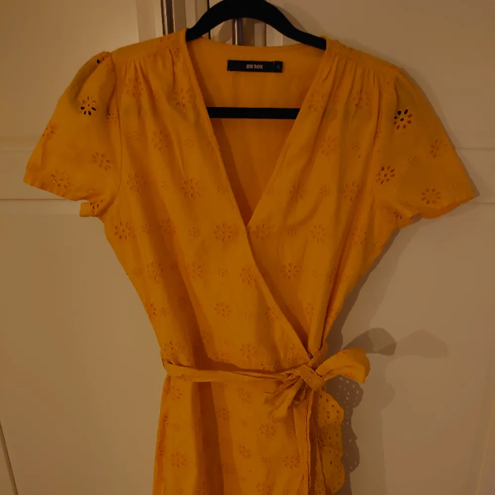 Fin gul klänning med skärp/snöre. Kan inte visa på då den är för liten.. Klänningar.