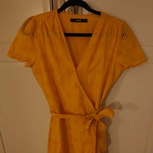 Fin gul klänning med skärp/snöre. Kan inte visa på då den är för liten.