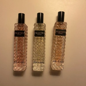 Valentino born in roma - Ett kit med de tre valentino born in roma parfymerna dvs originalet, coral fantasy och yellow dream. De är endast testade (dvs fulla) och är 15 ml i varje. Säljer då ingen av dofterna passade, kitet verkar inte säljas längre men är köpt för ca 1100💌
