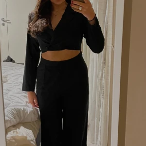 Blazer jumpsuit - Blazer jumpsuit med cut-out, använd en gång bara.😊