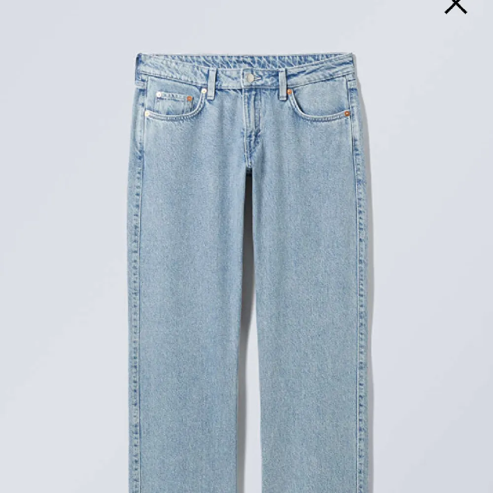 Säljer nu mina Arrow Low straight jeans från weekday🩷 de är i fint skick!  Köppt för 590kr. Jeans & Byxor.