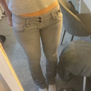 ltb jeans - samma super coola ltb jeans fast gråa!!! mindre storlek än de mörkblå, använd fåtal gånger så super bra kvalitet💗💗