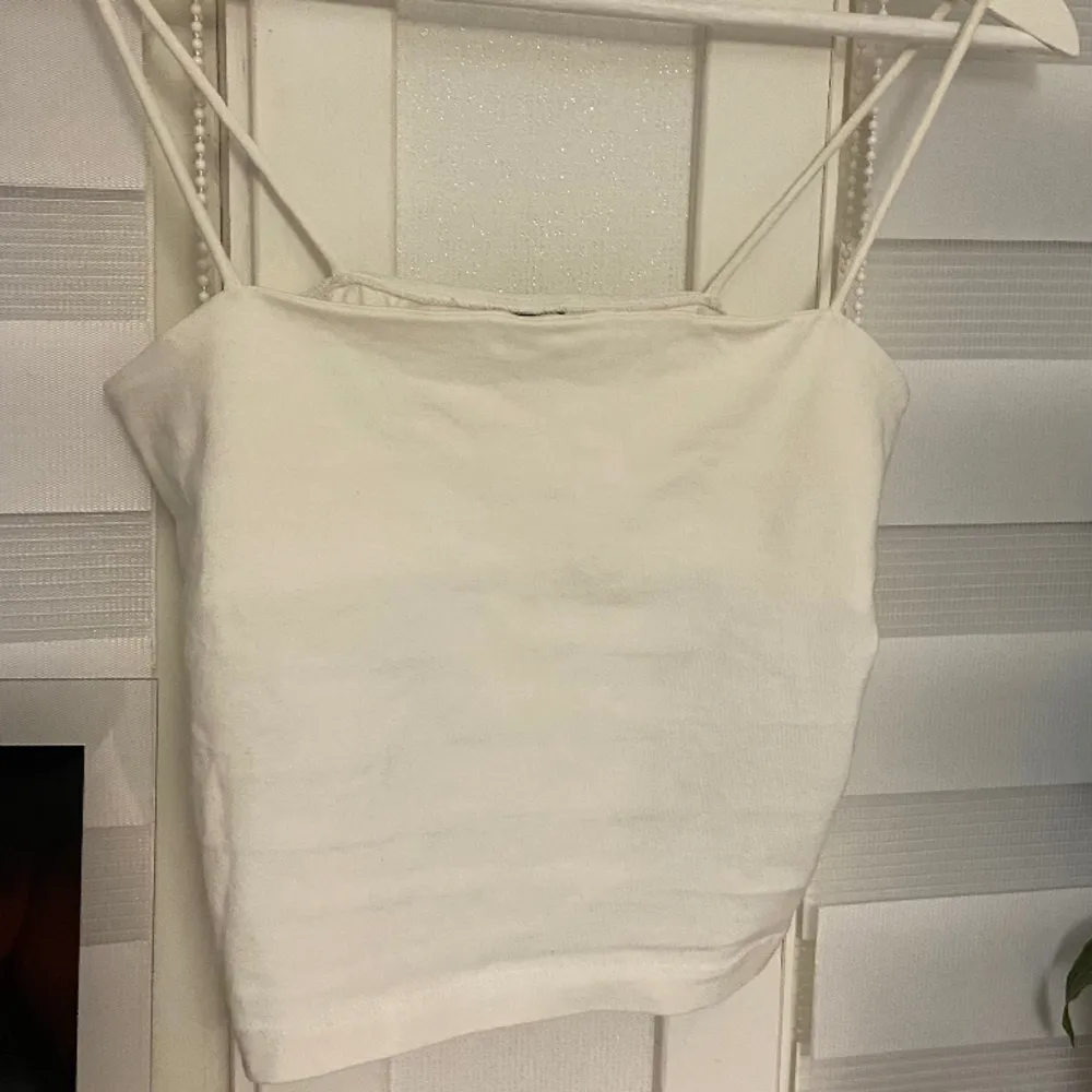Ett vitt linne ifrån Gina tricot, säljer pga förlitet. Toppar.