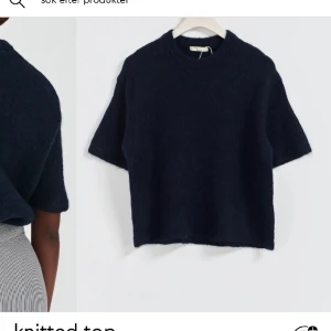 stickad t-shirt från gina  - säljer denna fina stickade t-shirt! endast använd en gång  helt slut såld på hemsidan, den är i marinblå!  vid fler intresserade blir de bud( buda om du vet du ska köpa)🩷