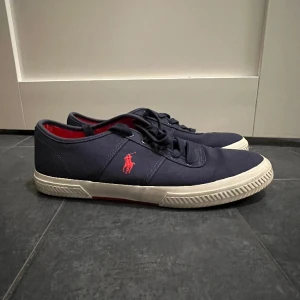 Polo sneakers - Nästan helt nya i storlek 45 kan gå ner i snabbaffär 