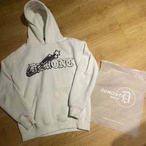 Demont hoodie - Nyskick använd fåtal gånger  Säljer då den inte kommer till användning  Nypris 1000  Mitt pris 700 