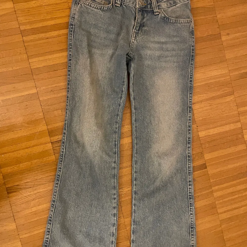 Säljer dessa jättefina jeans som jag köpte nyligen från gina men dem har ej kommit till så mkt använding så jag säljer dem,  kontakta mig om ni är intresserade ❤️❤️ Köpte dem för 550kr. Jeans & Byxor.
