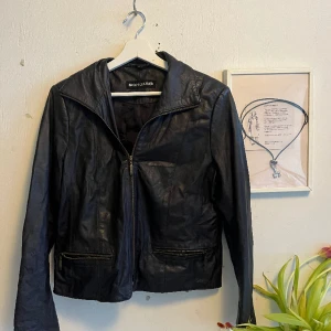 Skit snygg läder jacka! - Köpt nån stans secondhand passar inte min stil längre men är skit snygg och är 100% läder
