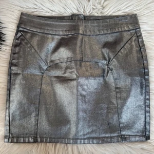 Silver kjol - En jätte unik mini kjol som passar perfekt  när man vill sticka ut! Väldigt bra skick💓