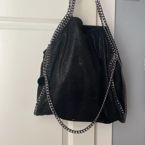 väska - säljer denna väska som inte kommer till användning utan bara ligger i mitt rum. köpt för några månader för 499 och den är använd 2 gånger. vid frågor, kontakta gärna 💓