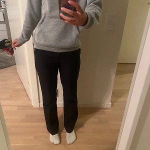 Kostymbyxor - Säljer mina snygga kostymbyxor från bikbok då de inte kommer till användning längre. De är low waist och jättesnygga och passar till allt!!💞💞