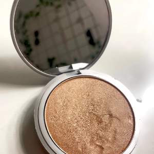 Highlighter från the balm endast testad köpt för ca 150kr