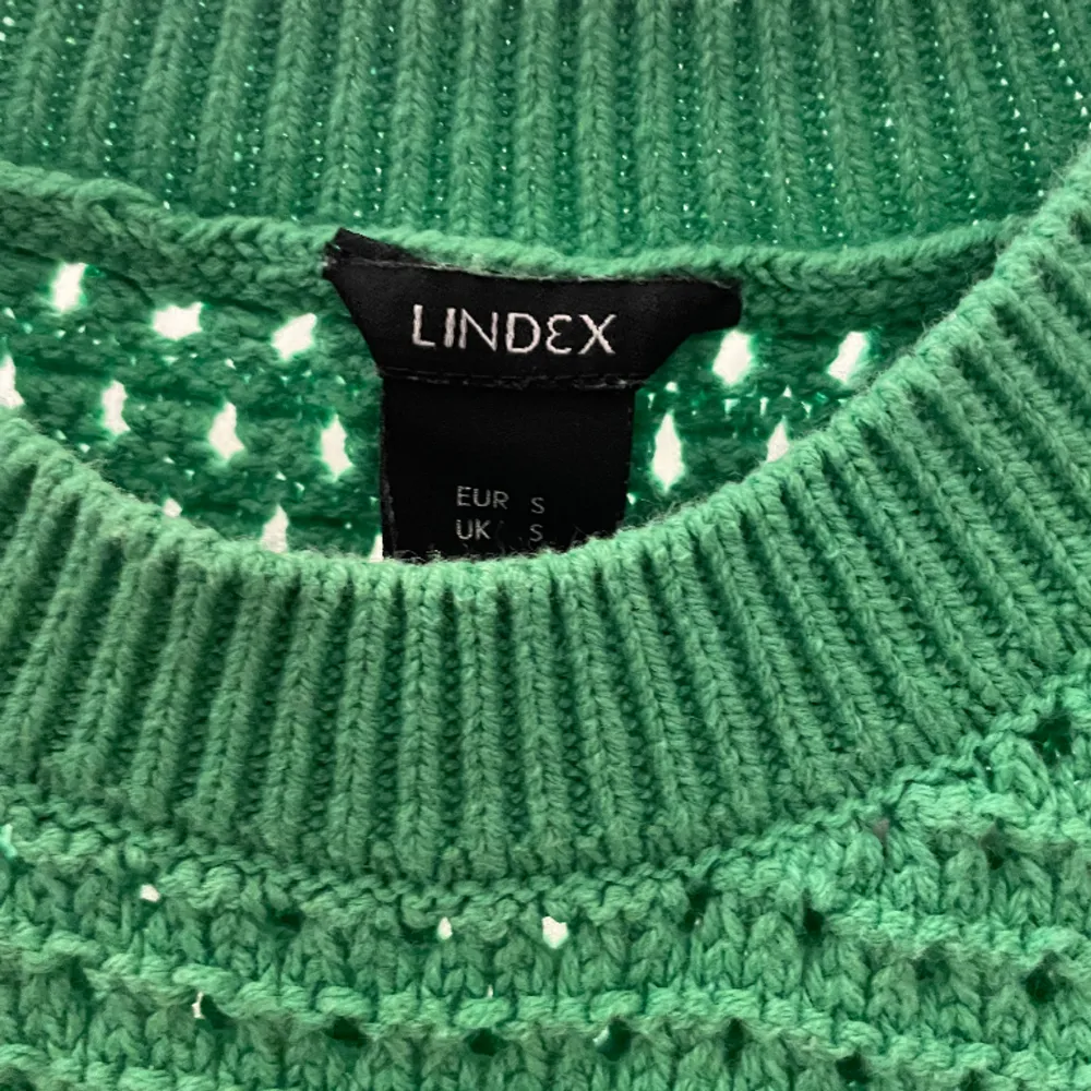Säljer grön stickad väst i stl S från Lindex. 💚 100 kr exklusive frakt/mötas upp. . Stickat.