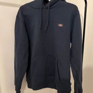 Dickies Hoodie  - Dickies hoodie använd 3 gånger 9/10 i skick. Säljer då ja ej använder tröjan. Storlek medium 