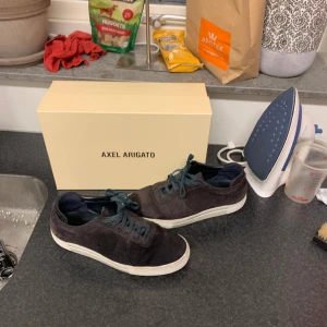 Axel arigators - Hej! Säljer nu mina arigators i storlek 42, bra skick och allt og följer med😃  Skriv vid intresse eller om du har någon fråga.