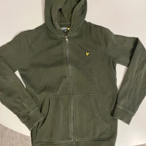 Lyle&scott Hoodie - Säljer min Lyle&scott zip hoodie som jag växt ur, 9/10 skick, storlek 14-15 år i barn som motsvarar XS-S i herrstorlek ordinarie pris 750kr 