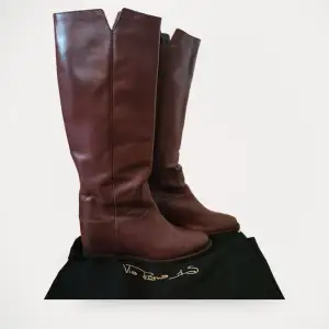 Boots från Via Roma 15, modell High.  Storlek: 41 Material: Skinn Nypris: 3300 SEK Använd, men utan anmärkning.