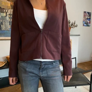 Only blazer  - Jätte fin vin röd blazer. Köpt för 450 kr. Helt nyskick aldrig använd. Lappen är fortfarande kvar!! Pris går att diskutera.