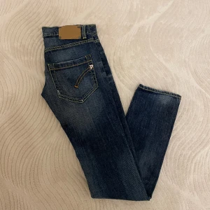 Dondup jeans - Säljer nu dessa sjukt snygga dondupjeans som är i dunder skick! Modellen är skinny/slim och i storlek 28/30! Referens-passar alla mellan 160-180 cm lång! Hör gärna av dig vid frågor eller funderingar😃