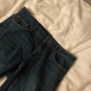 Lågmidjade-bootcut jeans  storlek 36 - Jag är 1,70 siter bra vid midjan men lite korta /vinted jeans