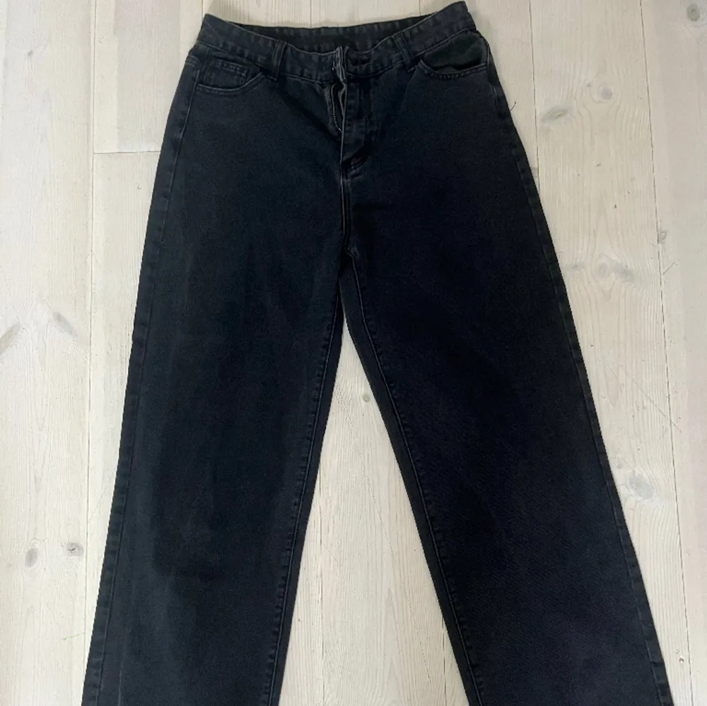 These black baggy jeans are in good shape and is a good material!. Jeans & Byxor.