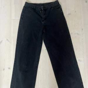 These black baggy jeans are in good shape and is a good material!