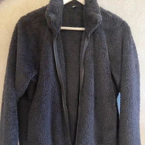UNIQLO teddy jacket - I storlek L men skulle säga det sitter som en M, väldigt snygg och var slutsåld länge, skriv vid frågor osv 🫶🏻🫶🏻nypris 350 säljer nu för 190kr