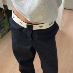 Trendiga Dickies byxor  - Trendig Dickies byxor, de är endast använda ett par gånger!💕 använder helst ”köp nu knappen” 💕köpta för 850kr. Pris går att diskutera. (inte mina bilder)
