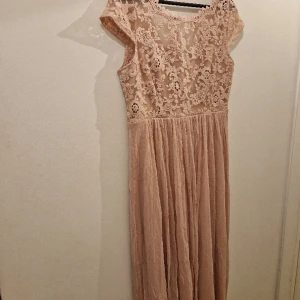 Vacker aftonklänning  - Fin aftonklänning i mycket bra skick.  Storlek XL. Använd endast ett fåtal gånger.
