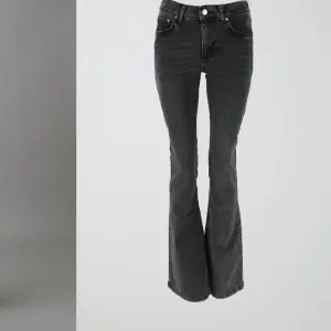 Sjukt snygga bootcut jeans i mycket bra skick. Använda endast ett par gånger. Skulle säga att de passar en S/M. Köpta för 499kr, säljer för 219kr. 