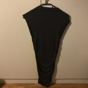 Klänning - Supersnygg klänning med scrunch i sidan som jag aldrig använt! Från gina tricot med prislapp kvar🩷