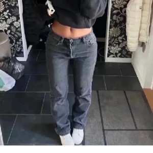 Jeans - Lågmidjade jeans från zara, knappt använda🥰