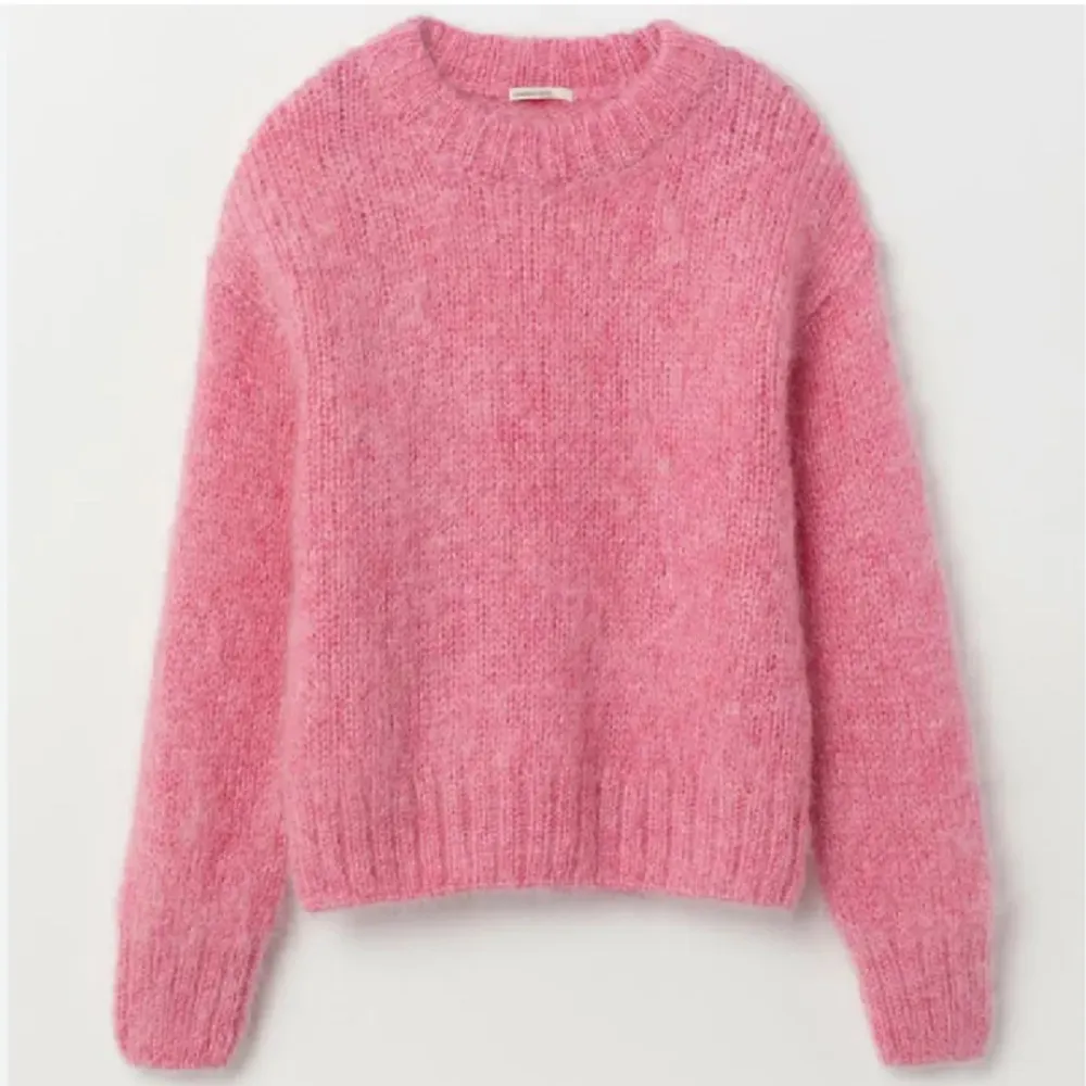 Rosa stickad tröja från H&M i mohair. Tröjan är i bra skick och bara använd några gånger, stl Xs. Super mysig tröja och sticks inte. Skriv om ni undrar nåt🥰. Stickat.