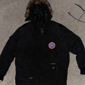 Canada goose jacka  - Skit snygg canada goose jacka💯 gammal modell. Passar på min kompis som oftast bär M eller L 