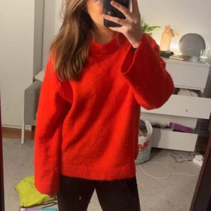 Stickad tröja overzise❤️ - Hej! Säljer en jätte fin stickad tröja som jag ÄLSKAR i storlek xs från Gina Tricot. Denna tröja är även overzise vilket gör den super fin!! Denna tröjan är i väldigt bra skick❤️❤️super mjuk dessutom. Pris kan diskuteras. Original pris 399- slutsålt på Gina