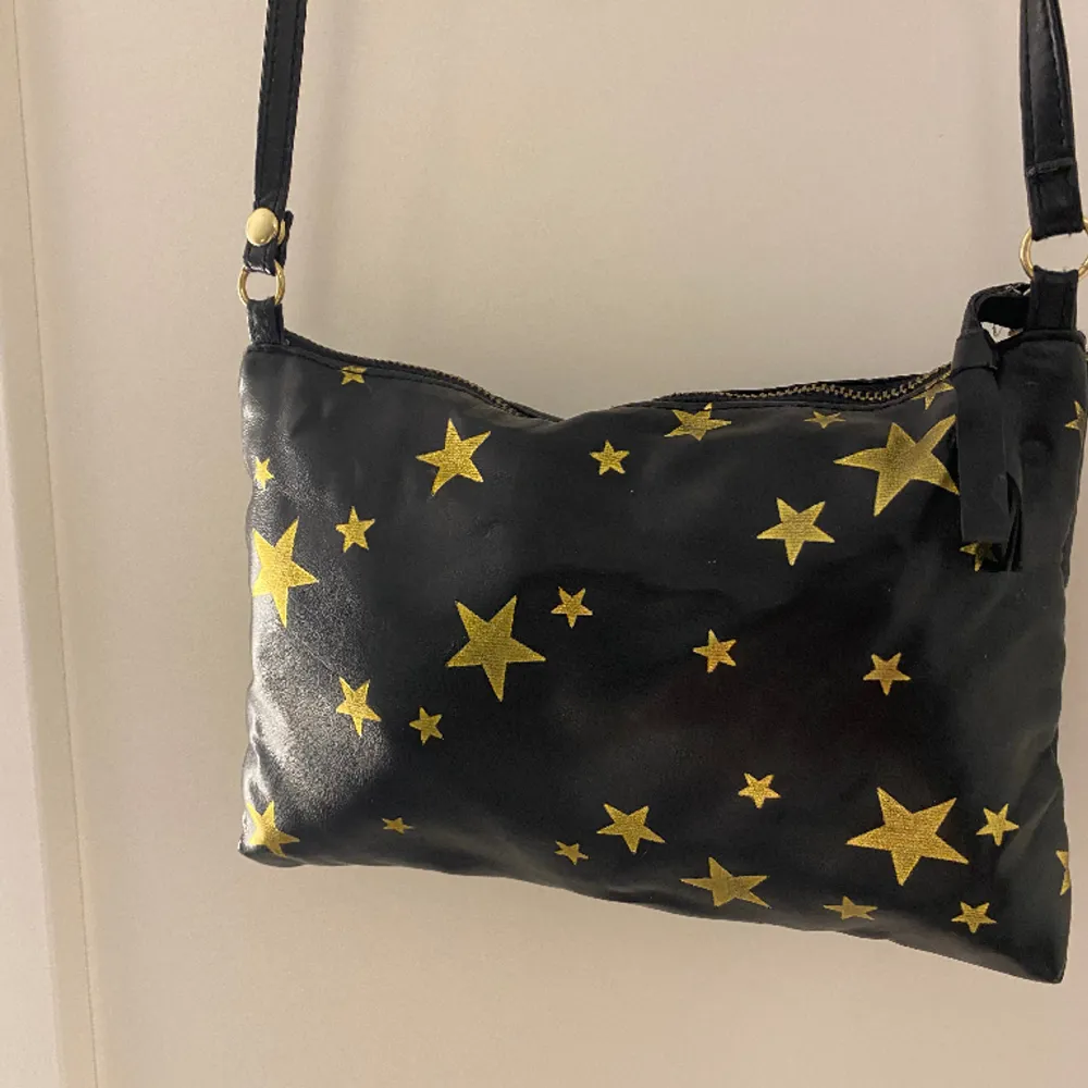 Säljer denna svarta väskor med stjärnor!! Super söt💗💗. Väskor.