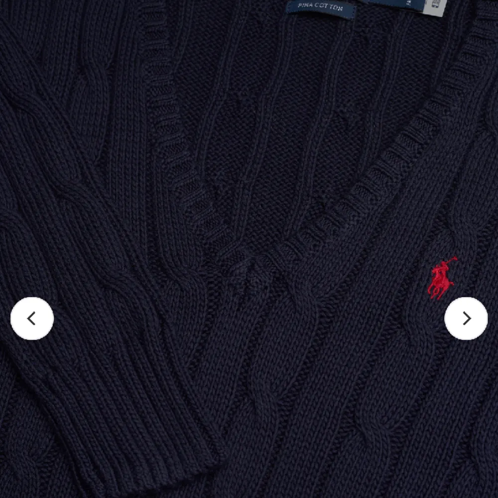 En jätte fin mörk blå Ralph Lauren tröja i storlek xs💙 Säljer då den inte kommer till andvändning💗skulle kunna mötas upp⭐️. Tröjor & Koftor.