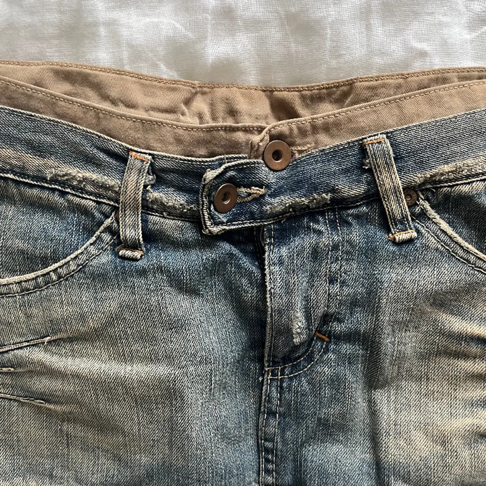 Lågmidjad mini jeans kjol i storlek XS, den är koooort 💯. Kjolar.