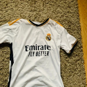 Bellingham Tröja  - Säljer Bellingham tröja då jag inte använder den längre, inte äkta, Storlek M, bara att kontakta vid frågor 🤝