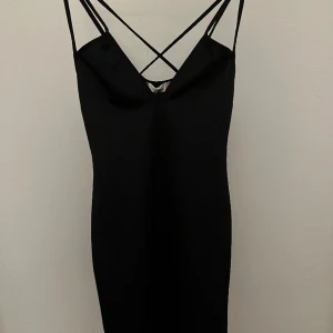 Svart nattlinne med fina band - Nattlinne från Oh my love där banden korsas i ryggen. Helt oanvänd (med prislapp) eftersom den är alldeles för stor på mig. Orginalpris: 120kr