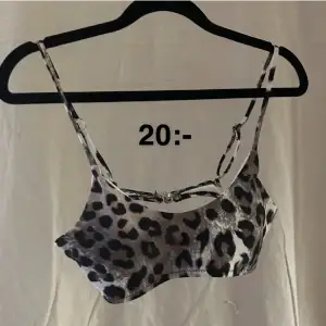 Oanvänd bikiniöverdel i leopardmönster