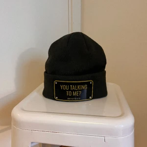 John hatter mössa  - Tja, säljer min John hatter mössa då den inte kommer till användning. Nästan aldrig använd. Nypris 1000, mitt pris 550. Pris kan också diskuteras. Box medföljer. Skriv vid mer frågor eller bilder.