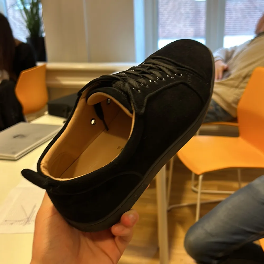 Tja, säljer dessa riktigt feta Christian Louboutin skor som är endast använda ca 1 månad. Allt og följer med. Bara be om fler bilder. (Skorna är 1/1) hör av er vid frågor☺️. Skor.