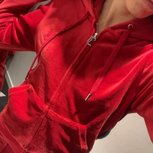 Juicy couture kofta  - Säljer nu min röda Juicy couture kofta som endast är använd 2 ggr då den inte är min still längre.  Ny skick  Nypris:1199 kr Säljer för: 650