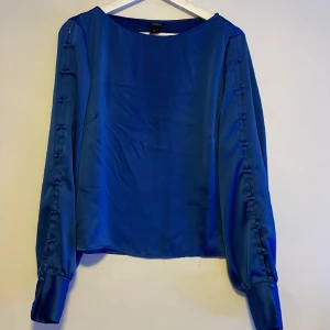 Mörkblå silk blus - Bra skick, jätte fin och skön silk blus som passar på mig som är storlek S fast blusen är i M