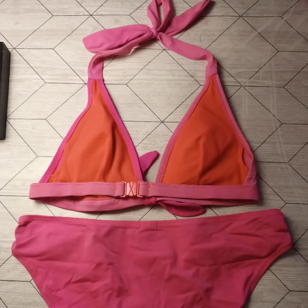 Säljer detta rosa bikinisettet. Storleken står inte, men den passar mig som har storlek S. Köparen står för frakten! . Övrigt.